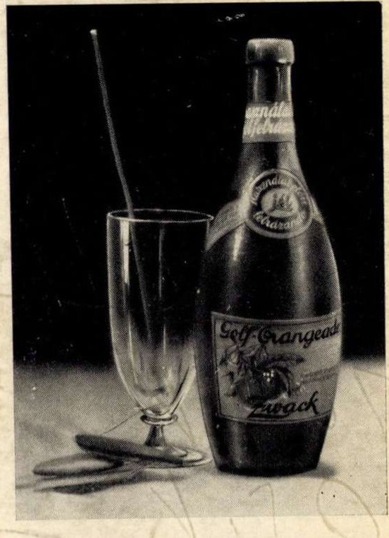 Pécsi József fotoreklámja: pezsgősüveg, pohár és cigaretták.